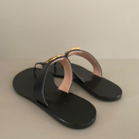 Rasteira Gucci de Tiras em Couro com Duplo G 38 - Nunca usada