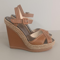 Sandália Christian Louboutin Anabela Caramelo - 36