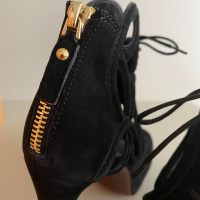 Sandália Louis Vuitton Logo Vazado Suede Preta - 35