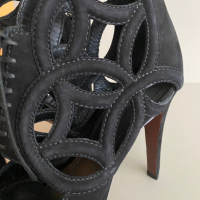 Sandália Louis Vuitton Logo Vazado Suede Preta - 35