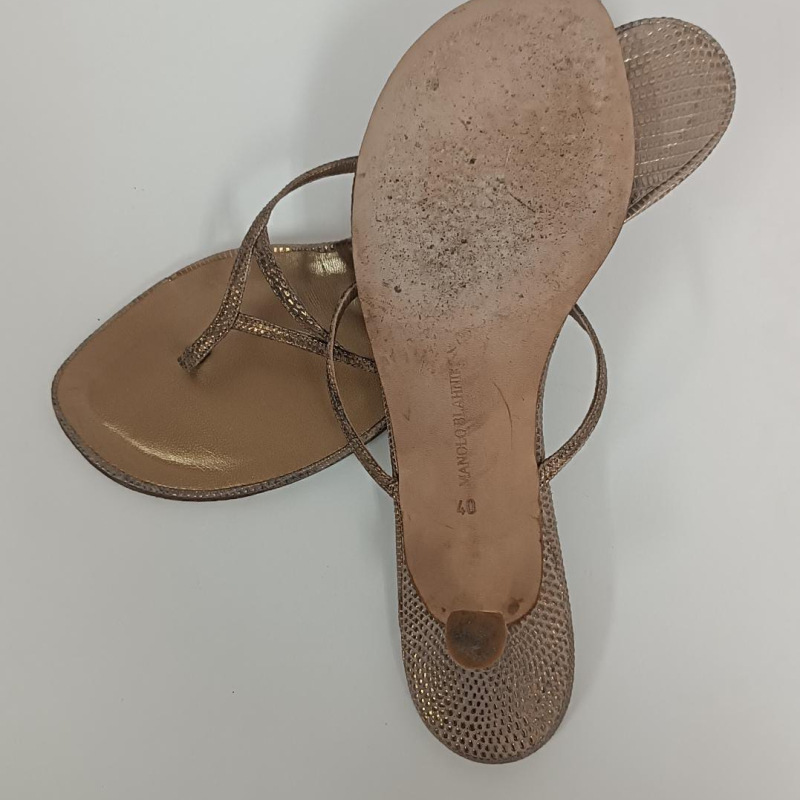 Sandália Manolo Blahnik Dourado - 38