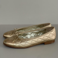 Sapatilha Chanel CC Cap Toe Matelassê Dourada 35