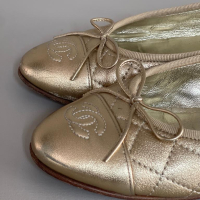 Sapatilha Chanel CC Cap Toe Matelassê Dourada 35