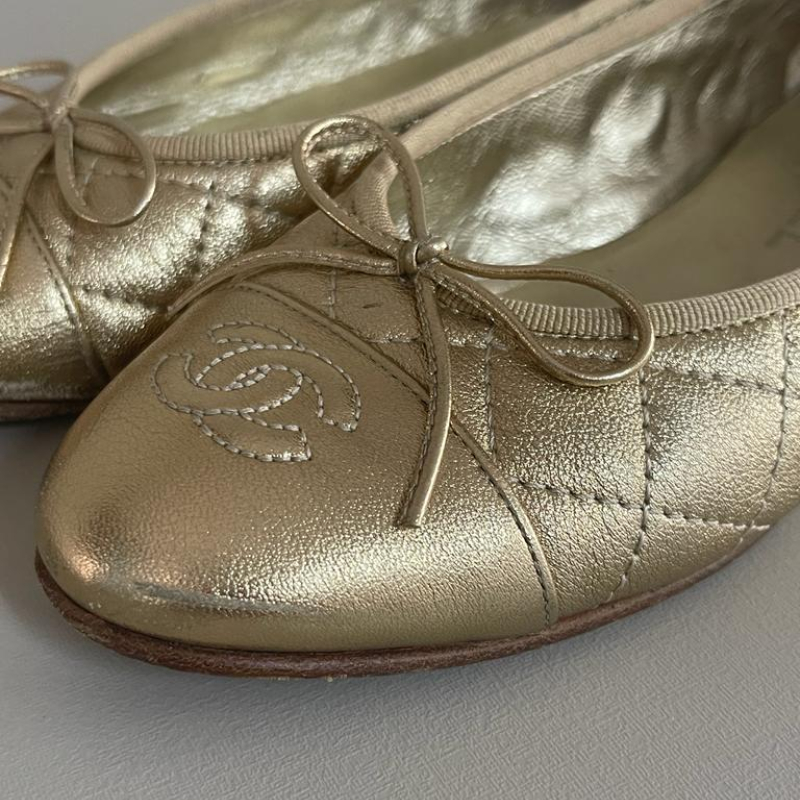 Sapatilha Chanel CC Cap Toe Matelassê Dourada 35