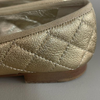 Sapatilha Chanel CC Cap Toe Matelassê Dourada 35