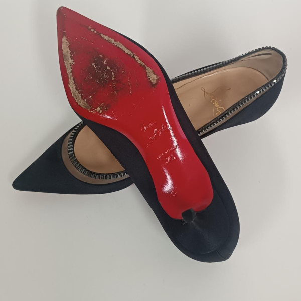 Scarpin Christian Louboutin Cetim Preto Embellished - 36