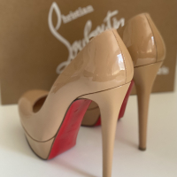 Sapato Pump Christian Louboutin Verniz Bege