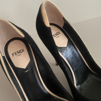 Scarpin Fendi Preto Suede-35