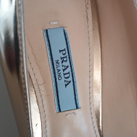 Scarpin Prada Dourado com pedrarinhas - 37