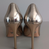 Scarpin Prada Dourado com pedrarinhas - 37