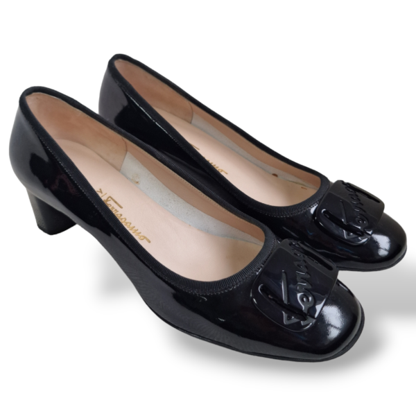 Scarpin Salvatore Ferragamo Fivela Verniz Preto-37