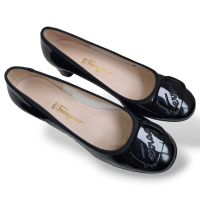 Scarpin Salvatore Ferragamo Fivela Verniz Preto-37